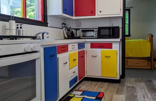 Bloomingburg Cottage | Mondrian Manor - Cottage in the lower Catskills near Ellenville and Wurtsboro