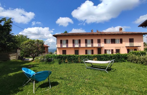 Mascarelli Apartment | Monet - Spacious apartment with garden in La Morra
