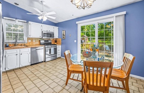 South Central Omaha House | Monroe. Quiet 4BR w/Huge Yard . Ideal for Crews & Families