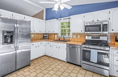 South Central Omaha House | Monroe. Quiet 4BR w/Huge Yard . Ideal for Crews & Families