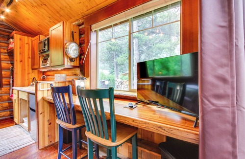 Silver Gate Apartment | Montana Mountain Getaway - 1 Mi to Yellowstone!