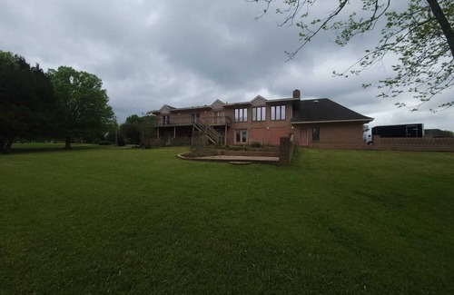 Olive Branch House | MONTHLY STAYS-Waterfront Estate – 10-Sleeping Area Retreat on Private Lake