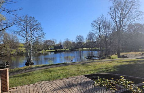 Olive Branch House | MONTHLY STAYS-Waterfront Estate – 10-Sleeping Area Retreat on Private Lake