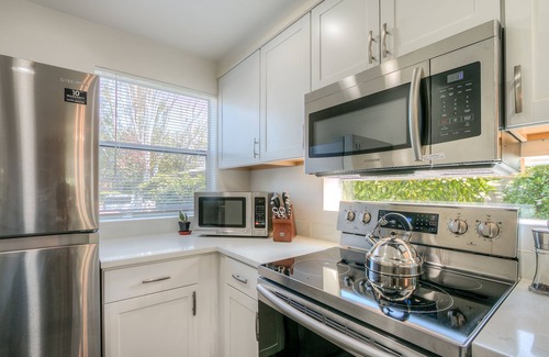 North Bend House | Moon River Suites 1 - on River, Private Hot Tub, Downtown by North Bend Escapes