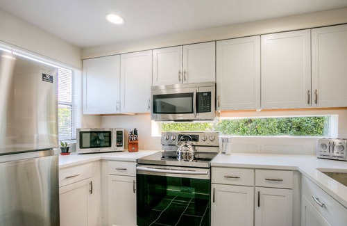 North Bend House | Moon River Suites 1 - on River, Private Hot Tub, Downtown by North Bend Escapes