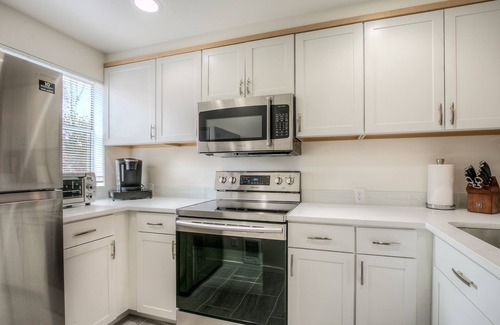 North Bend House | Moon River Suites 3 - on River, Private Hot Tub, Downtown by North Bend Escapes