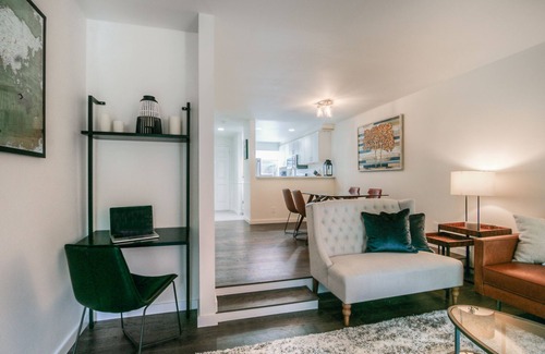 North Bend House | Moon River Suites 3 - on River, Private Hot Tub, Downtown by North Bend Escapes
