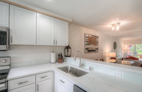 North Bend House | Moon River Suites 5 - on River, Private Hot Tub, Downtown by North Bend Escapes