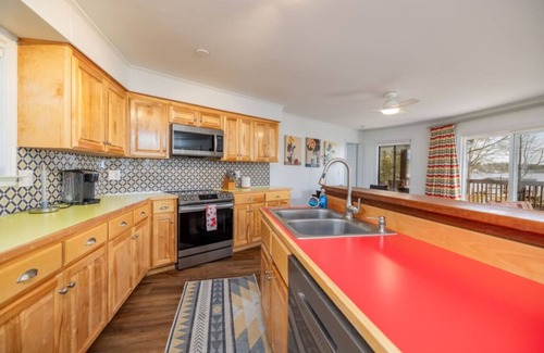 Henrico House | Moon Smoke: 2BR/2BA Haven, Sleeps 10! Rental Boat!