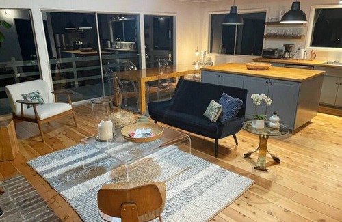 Inverness House | Moonrise | Charming Retreat w/Privacy & Lake View