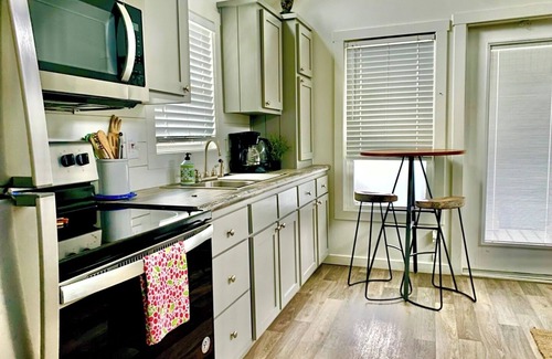 Govalle House | Moonshine Cottage. Free Bikes. Sweet Spring Stay