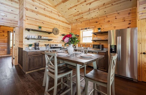 Logan Cabin | Moonshine Mountain Lodge - Inn &Spa at Cedar Falls