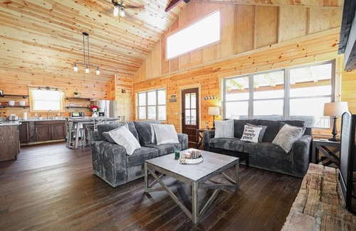Logan Cabin | Moonshine Mountain Lodge - Inn &Spa at Cedar Falls