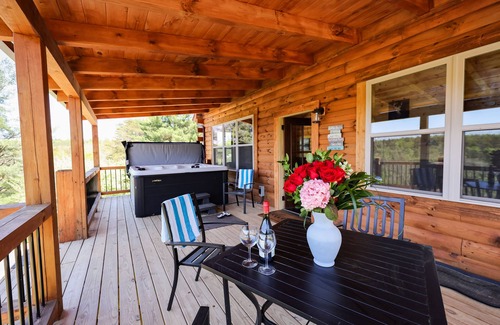 Logan Cabin | Moonshine Mountain Lodge - Inn &Spa at Cedar Falls