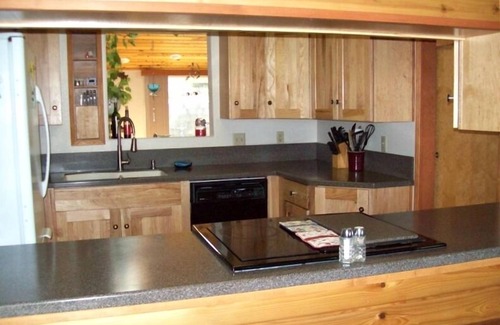 Bayshore House | Moonstruck Mermaid Fenced Yard Pet Friendly Ocean View Hot Tub Wifi Prem Cable