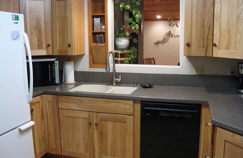 Bayshore House | Moonstruck Mermaid Fenced Yard Pet Friendly Ocean View Hot Tub Wifi Prem Cable