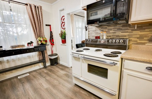 Garden City House | Moose Haven-Private Hot Tub! Pet Friendly! Walk 2 Lake & Shops!