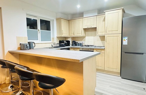 Stepps House | Mordern Gem Ideal Family Getaways/Parking/near train station