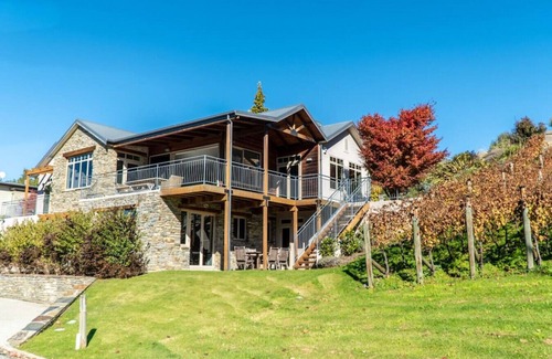 Wanaka House | Morrows Mead | Easy walk to Lake Wanaka | Spa pool