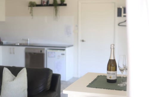 Orange Apartment | Mortimer's Wines Studio - Adults Only Retreat