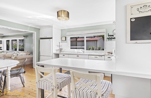 Lemon Tree Passage House | Morton Cottage at Lemon Tree - Pet Friendly - Walk to Water