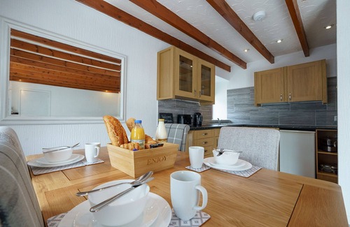 Thornhill Apartment | Morton Cottage - a cottage that sleeps 2 guests in 1 bedroom