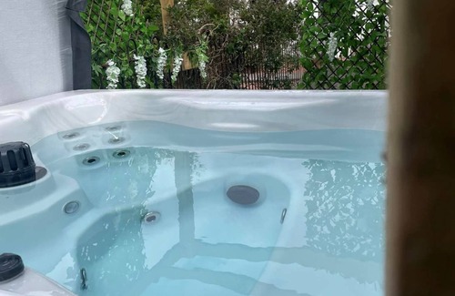Thornhill Apartment | Morton Cottage - a cottage that sleeps 2 guests in 1 bedroom