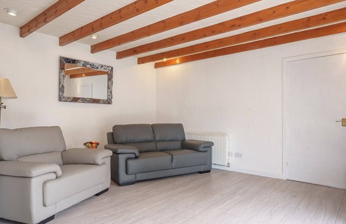 Thornhill Apartment | Morton Cottage - a cottage that sleeps 2 guests in 1 bedroom
