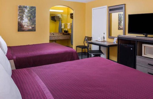 West Columbia Hotel | Motel ∙ 127 guests