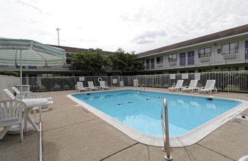 Amherst Hotel | Motel 6-Amherst, OH - Cleveland West - Lorain