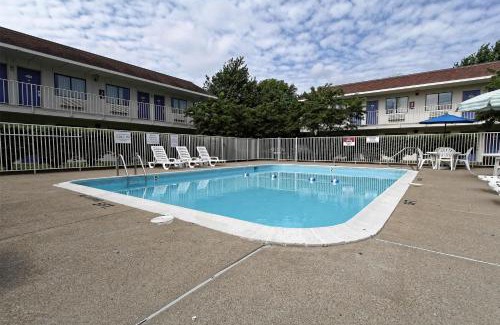Amherst Hotel | Motel 6-Amherst, OH - Cleveland West - Lorain