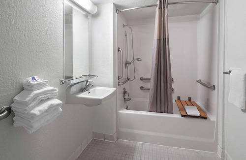 Carpinteria Hotel | Motel 6 Carpinteria, CA - Santa Barbara - South