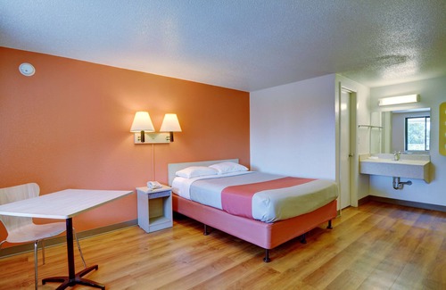 Chicopee Hotel | Motel 6 Chicopee, MA - Springfield