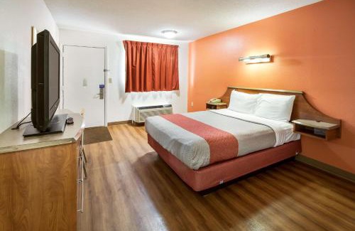 Dayton Hotel | Motel 6-Dayton, OH - Englewood