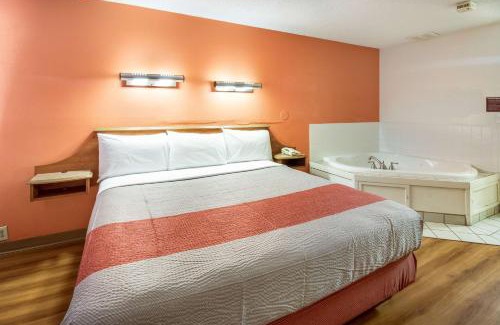 Dayton Hotel | Motel 6-Dayton, OH - Englewood