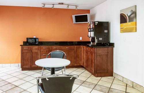 Dayton Hotel | Motel 6 Dayton, OH - Englewood