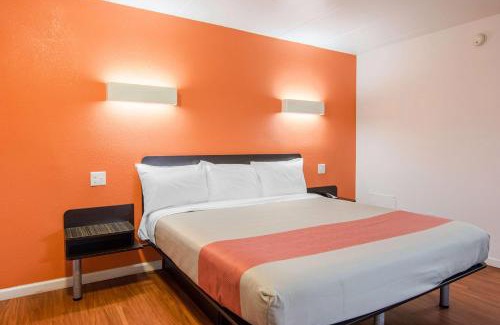 Glassboro Hotel | Motel 6-Glassboro, NJ - Rowan University