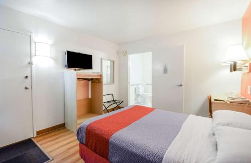 Kelso Hotel | Motel 6-Kelso, WA - Mt. St. Helens
