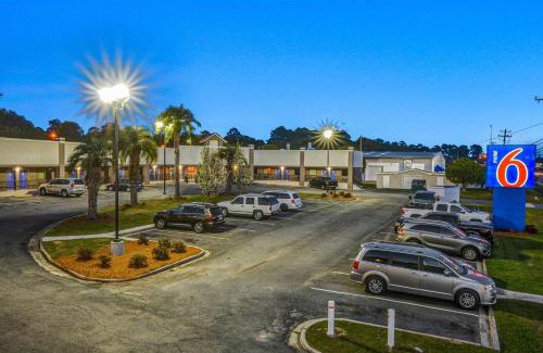 Moultrie Hotel | Motel 6-Moultrie, GA
