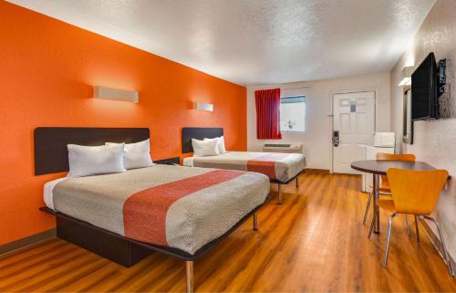 Moultrie Hotel | Motel 6-Moultrie, GA