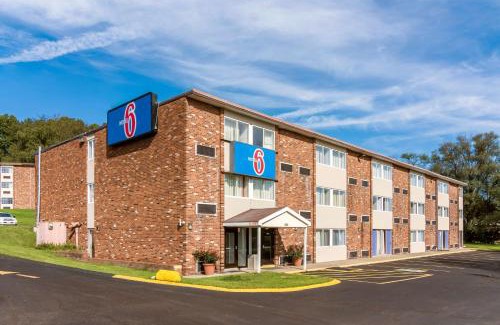 New Stanton Hotel | Motel 6-New Stanton, PA
