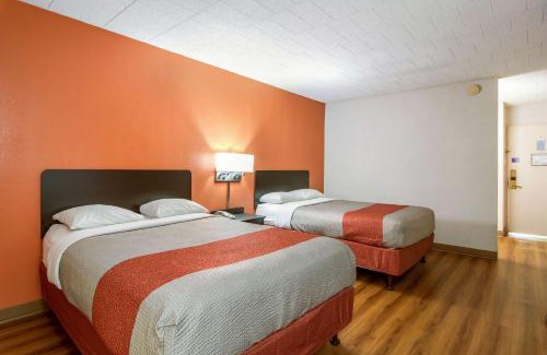 New Stanton Hotel | Motel 6-New Stanton, PA