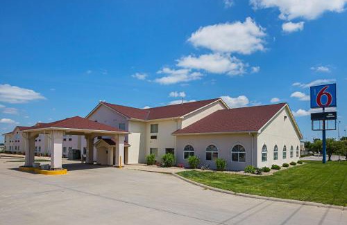 Chalco Hotel | Motel 6 Omaha - IAT West