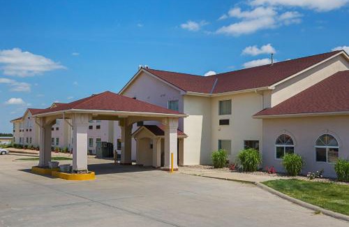 Chalco Hotel | Motel 6 Omaha - IAT West