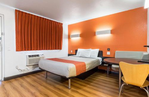 Riverside Hotel | Motel 6 Riverside, CA - UCR East