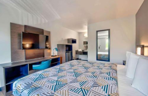 Warren Hotel | Motel 6-Warren, MI - Detroit East