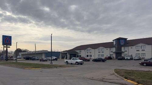 Waterloo Hotel | Motel 6-Waterloo, IA