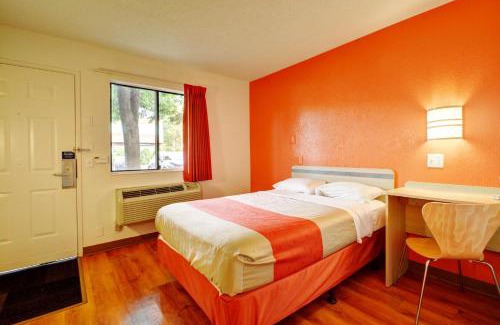South Glastonbury Hotel | Motel 6-Wethersfield, CT - Hartford