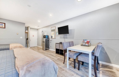 Rockaway Beach Hotel | Motel ∙ 8 bedrooms ∙ 26 guests