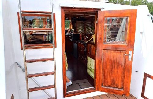 Amsterdam South Boat Rental | Motorjacht At Ease